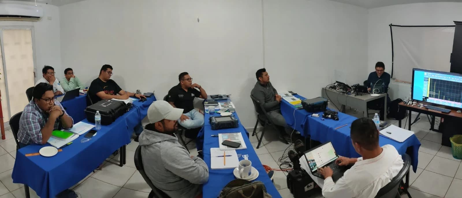 Equipo de PIENDSA en campo